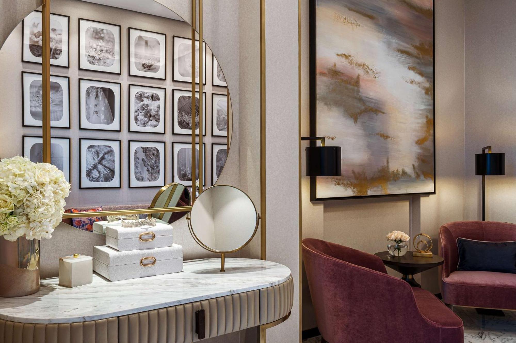 Waldorf Astoria Kuwait Kuwait City Exterior foto The interior of a suite at The Carlyle